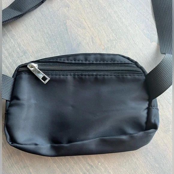 New without tags Black Belt Bag Fanny Pack Crossbody purse Adjustable Nylon - Picture 3 of 5